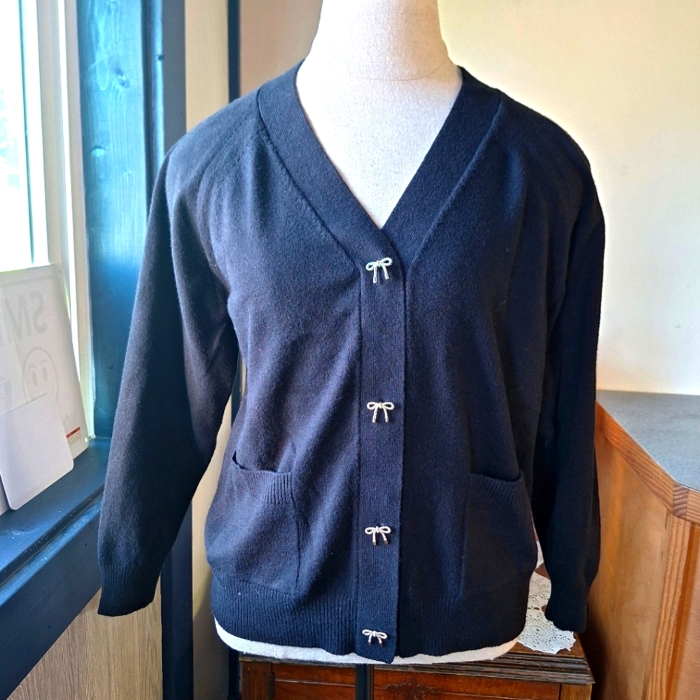 Vila Milano Knit V-Neck Sweater With Bow Accents, Size Medium Style#15968-701